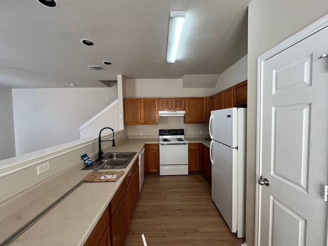 Building Photo - 5811 Golf Bend