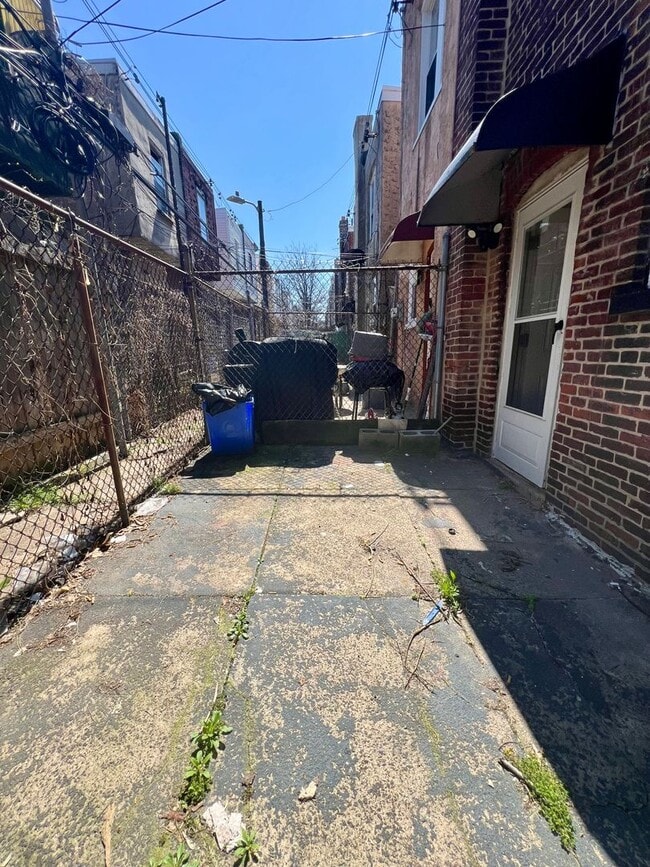 Building Photo - Gorgeous 3-Bedroom Townhome in Allegheny West! Available NOW!