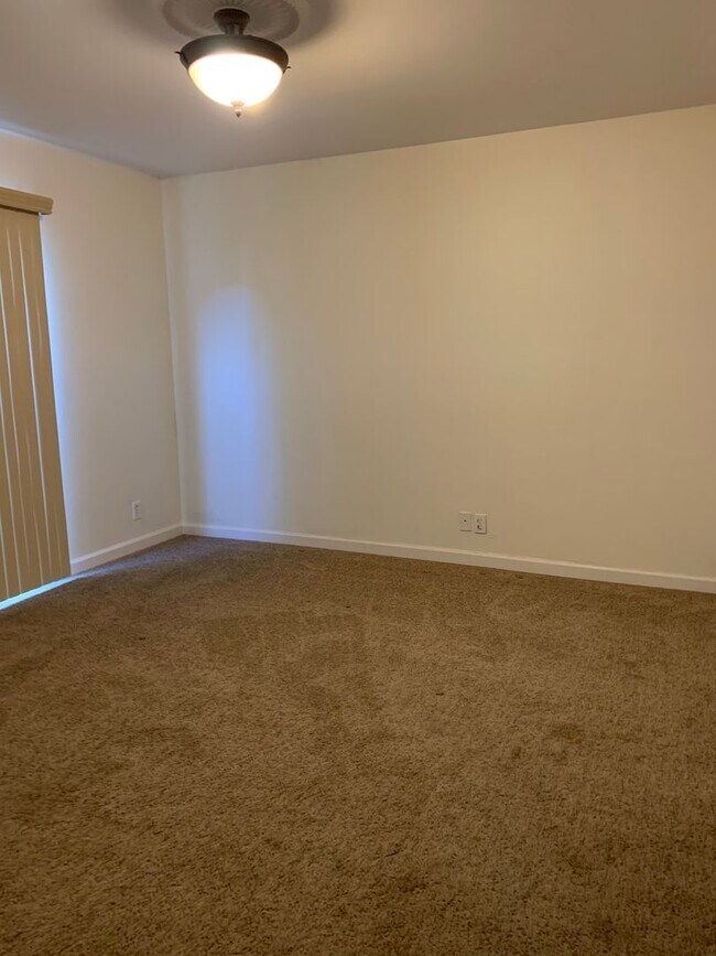 Building Photo - Two-bedroom Tri-Level Condo