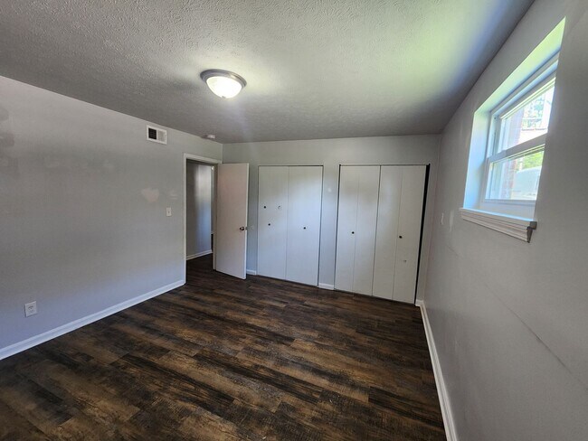 Building Photo - Charming 1 bedroom 1 bath apartment for rent with additional storage available!