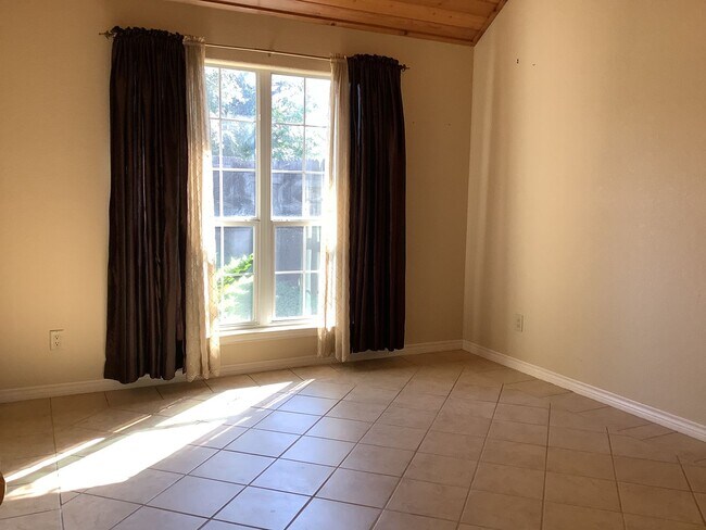 Building Photo - 409 S Rhomberg St