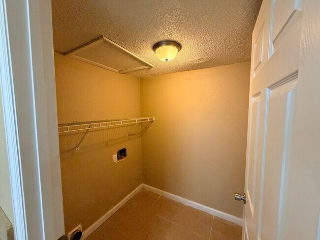 Building Photo - Nice Townhome Located in Adel