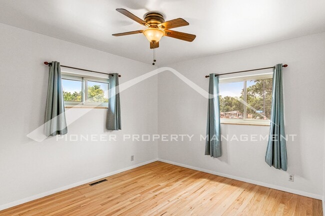 Building Photo - Gorgeous Home with Washer/Dryer and Fenced...