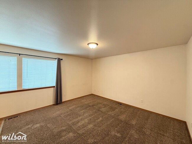Building Photo - 810 Fremont St