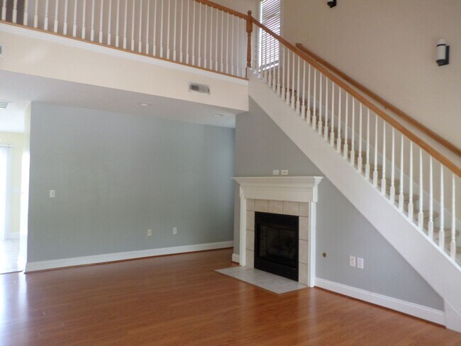 Building Photo - 3 Bedroom 2 Bath Townhouse