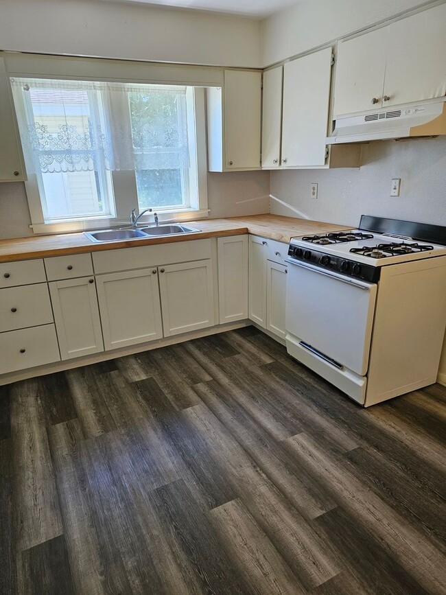 Building Photo - Two Bedroom One Bath House in Portage