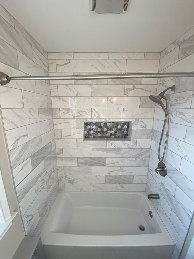 Building Photo - 30 E 7th St