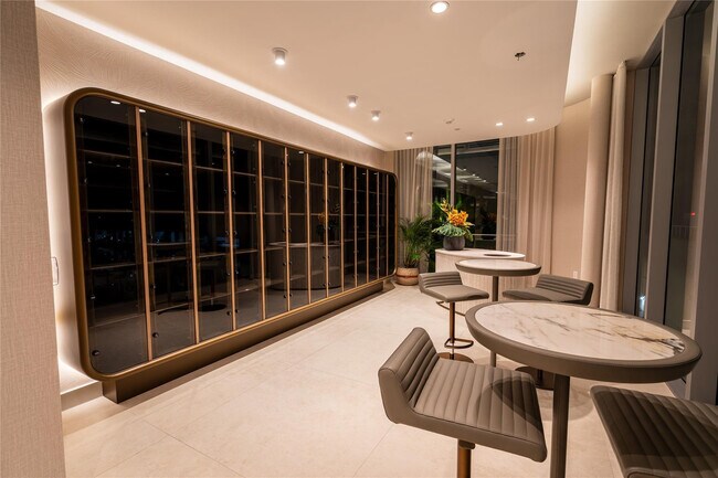 Building Photo - 700 NE 24th St