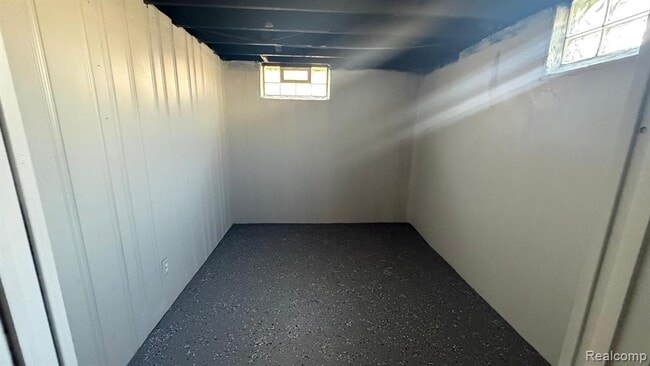 Building Photo - 29614 Rosslyn Ave