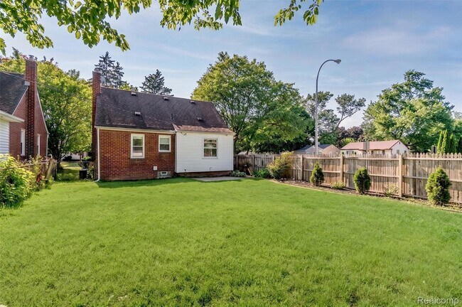 Building Photo - 3224 N Altadena Ave
