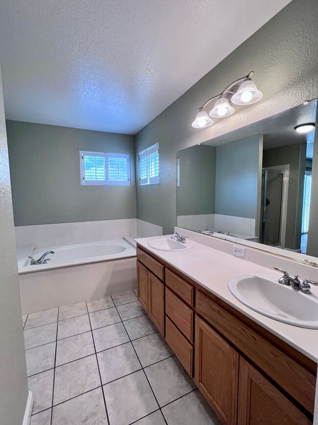 Building Photo - 654 Winery Ct