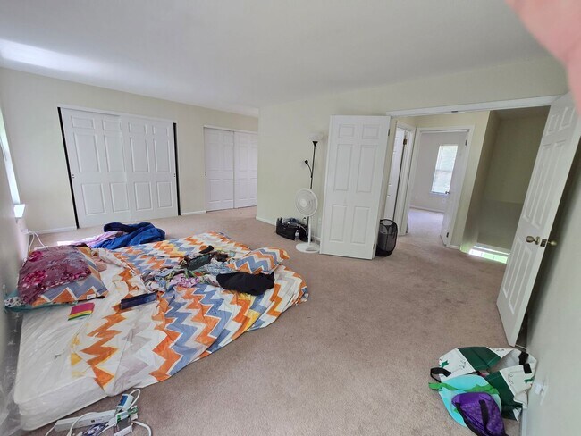 Building Photo - Rare opportunity in North Edison! Spacious 2-bed and 1.5-bathroom townhouse!