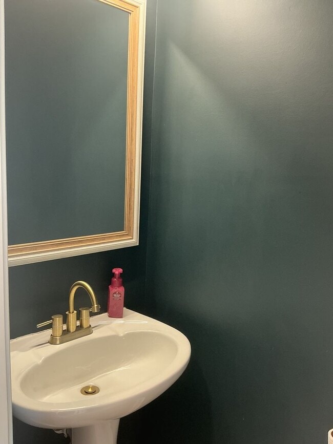 Building Photo - Beautiful 3 Bedroom, 2.5 Bath Townhouse in...