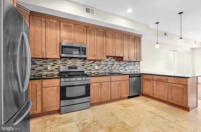 Primary Photo - 2050 Frankford Ave