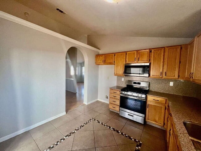 Building Photo - 1180 Camellia Ln