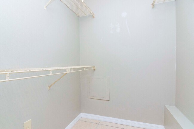 Building Photo - 302 Lake Parsons Green