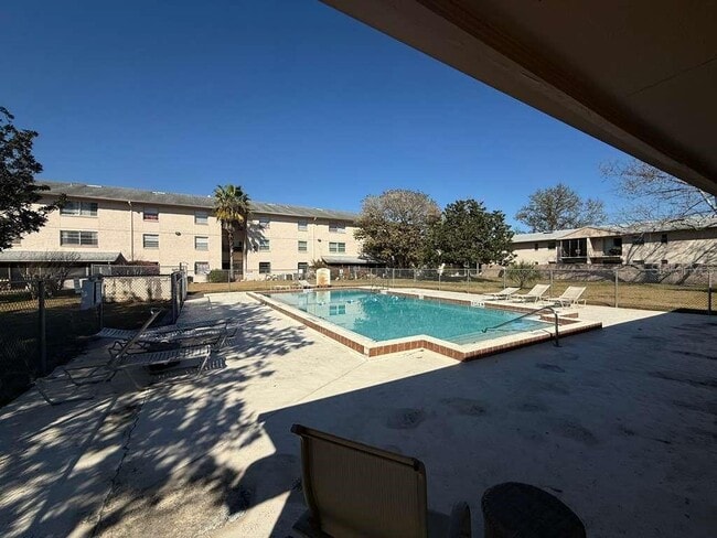 Building Photo - 1904 Honour Rd