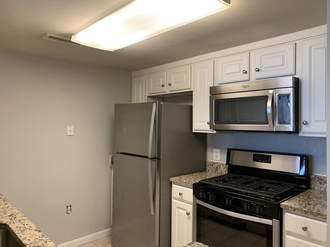 Building Photo - Luxury 2BD/2BA in The Gallery - Across fro...