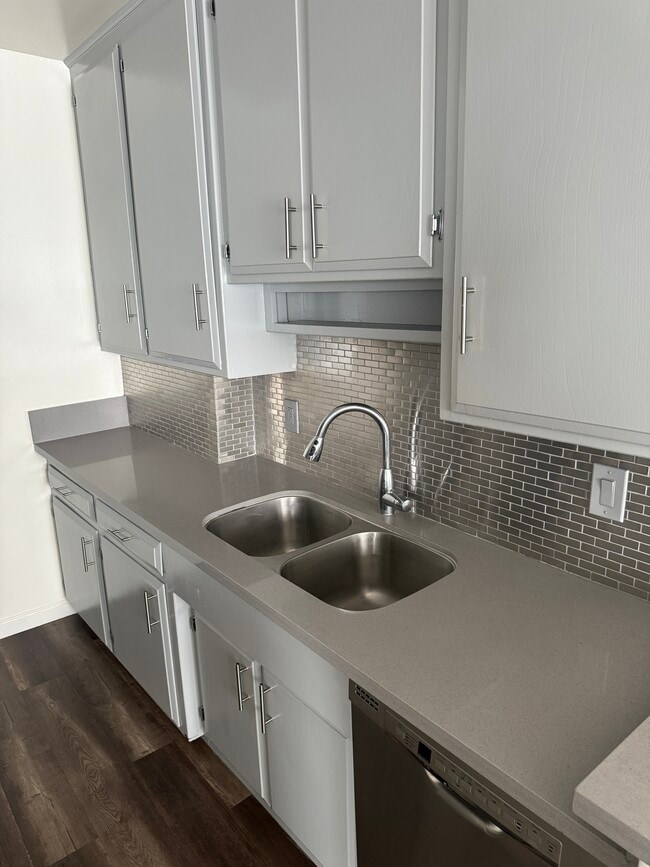 Building Photo - 1031 N Harper Ave