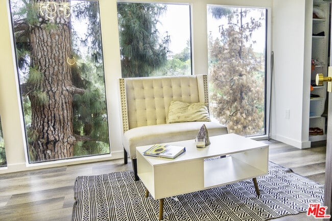 Building Photo - 1933 Lemoyne St