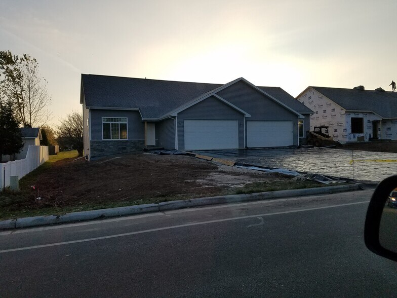 Primary Photo - 1343 Moon Ridge Ct