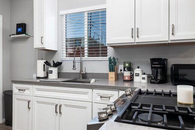 Building Photo - Newly furnished and remodeled 2 bed 2 bath!