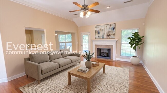 Building Photo - 4 Bed, 3 Bath Home with Garage / Pet-Friendly / Available Now!