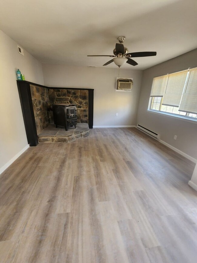 Building Photo - Newly Renovated 3 Bedroom Townhouse for Re...