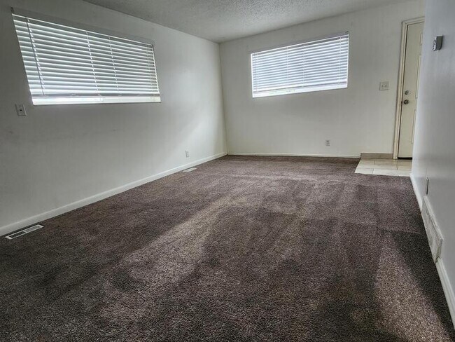 Building Photo - 2590 Robin Rd