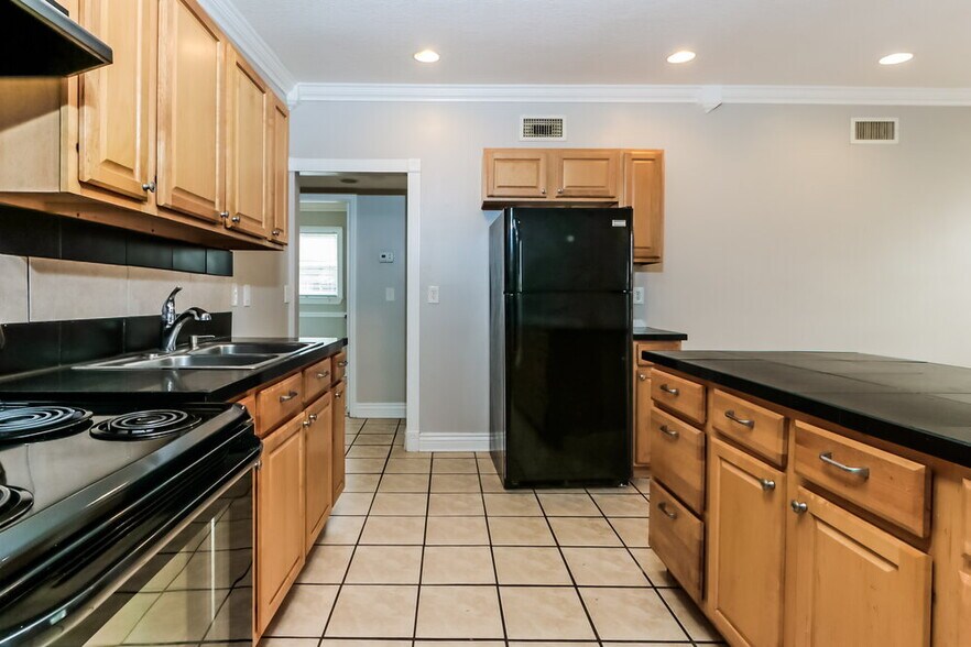Building Photo - 395 Plum Tree Dr