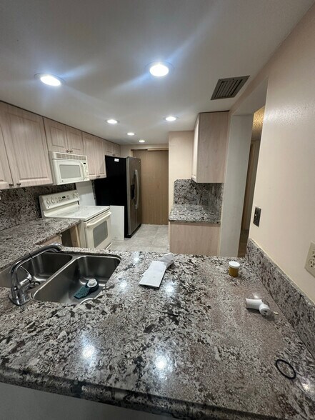 Building Photo - 7625 SW 106th Ave