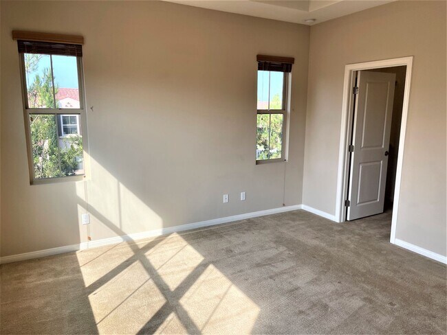 Building Photo - Gorgeous 3 bedroom home In the heart of Ir...
