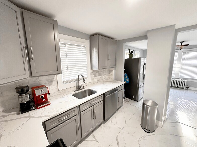 Kitchen with dishwasher - 19 Parkview Ter