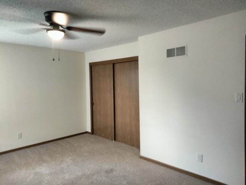 Building Photo - 3650 SW Oak Pky