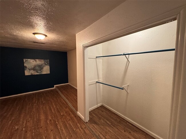 Building Photo - 2827 Parkwood Manor Dr