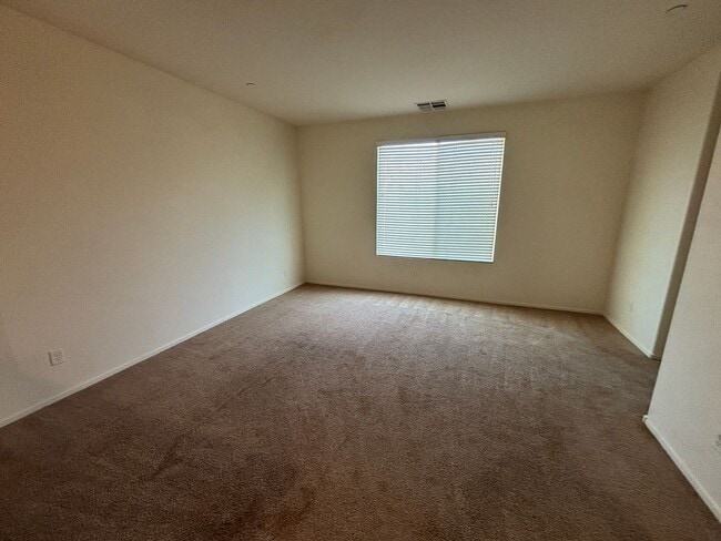 Building Photo - GUARD GATED 3 BED 2.5 BATH 2 CAR GARAGE TOWNHOUSE w/ 3 FLOORS