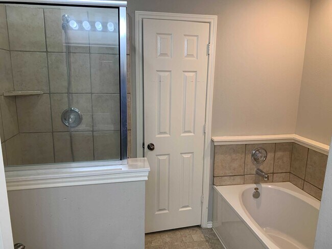 Building Photo - *MOVE IN SPECIAL* Charming 3BD/2.5BA With Deck — Loop 1604 & Potranco!