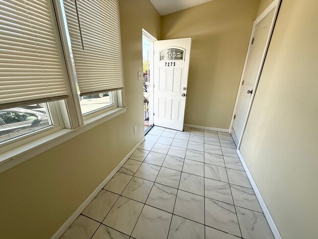 Building Photo - Gorgeous 3-Bedroom Townhome in Elmwood Park! Available NOW!