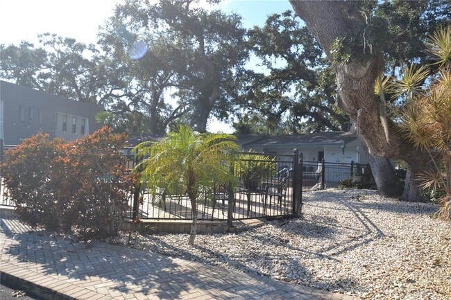 Building Photo - 718 Lyndhurst St