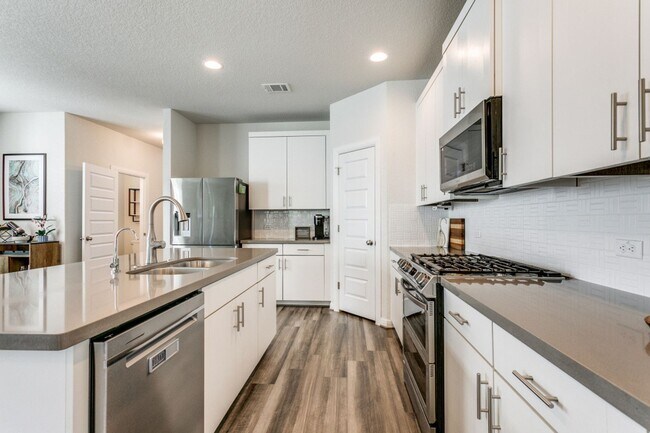 Building Photo - Beautiful Modern 2 story home!