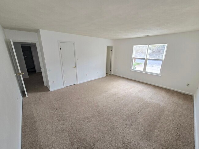 Building Photo - BEAUTIFUL 3-BED, 2-BATH HOME ON THE LAKE I...