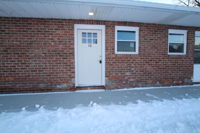 Building Photo - Beautifully remodeled and completed 1 Bedroom apartment. FREE MONTH OF RENT!*