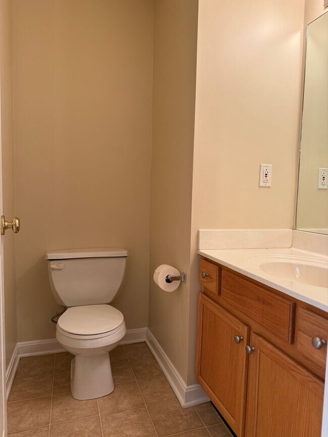 Building Photo - 2 bedroom 2.5 bath townhouse