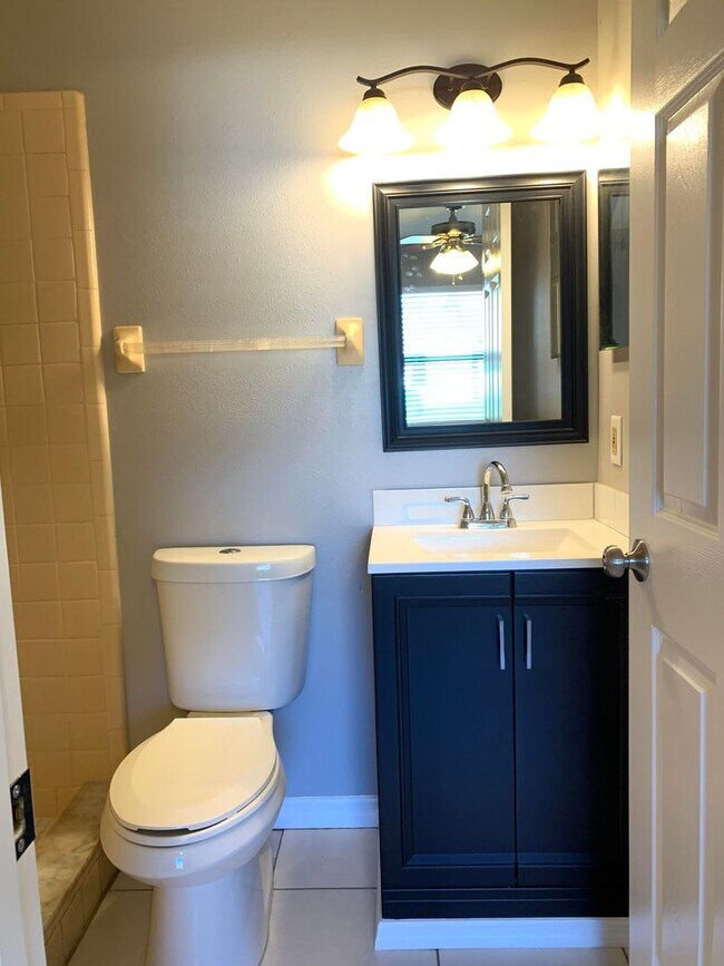 Building Photo - Beautiful and Updated 2/2 in Kissimmee