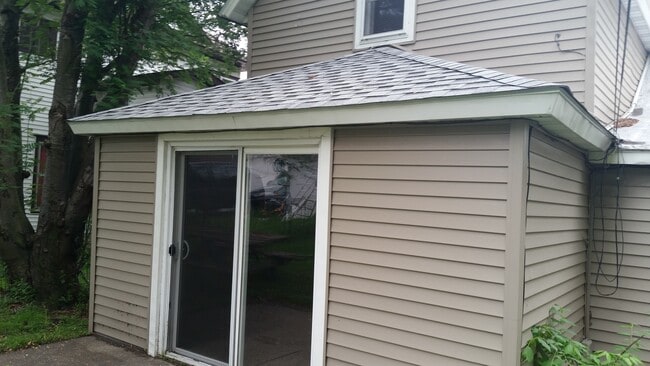 Building Photo - 2 Bedroom 1 bath house