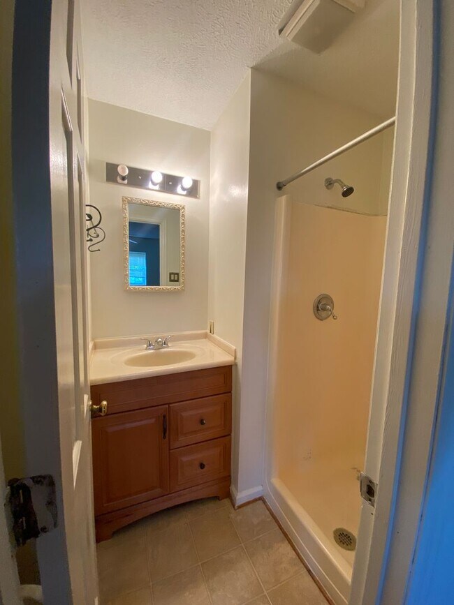 Building Photo - Spacious townhome by Peaks View Park