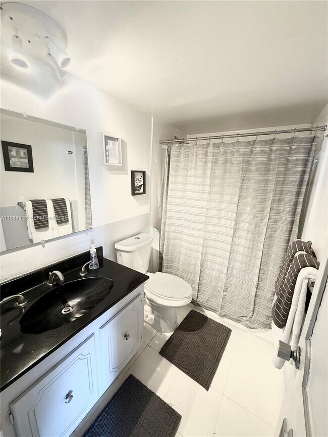 Building Photo - 1833 S Ocean Dr