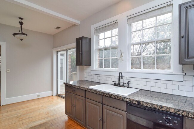 Building Photo - Charming 3 Bedroom Home in Desirable Heath...
