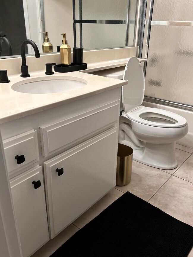 Guest bath - 72751 Citrus Ct