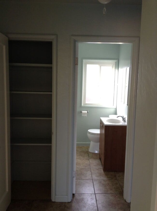 Building Photo - Cute Duplex front unit available